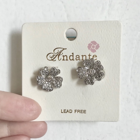 NEW Crystal Flower stud earrings! - Picture 2 of 3